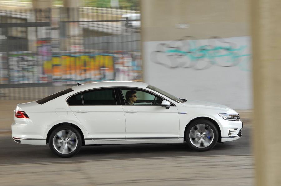  Volkswagen Passat GTE 2016 года  (UK) (фото 4 из 34)